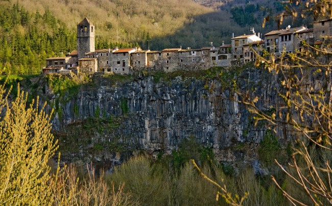 de la Roca, un hermoso pueblo medieval con casas colgantes TusCasasRurales.com