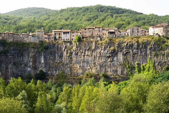 De ninguna manera Madurar Poner la mesa Castellfollit de la Roca, un hermoso pueblo medieval con casas colgantes -  TusCasasRurales.com