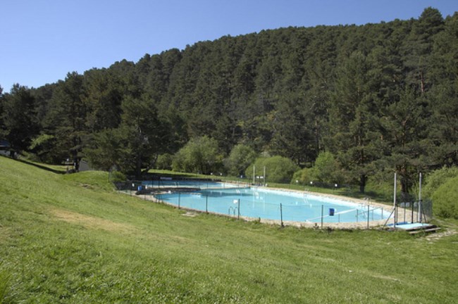 Jardín privado con estanque en El Espinar (Segovia) - Hispania Verde