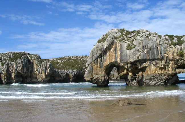 Playa de cuevas del mar asturias