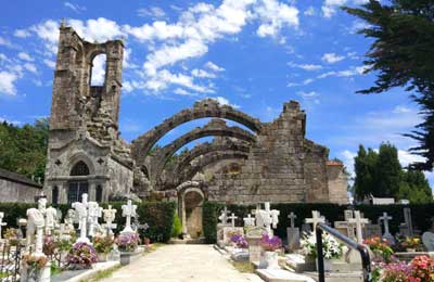 Ruinas de la iglesia de Santa Mariña de Dozo
